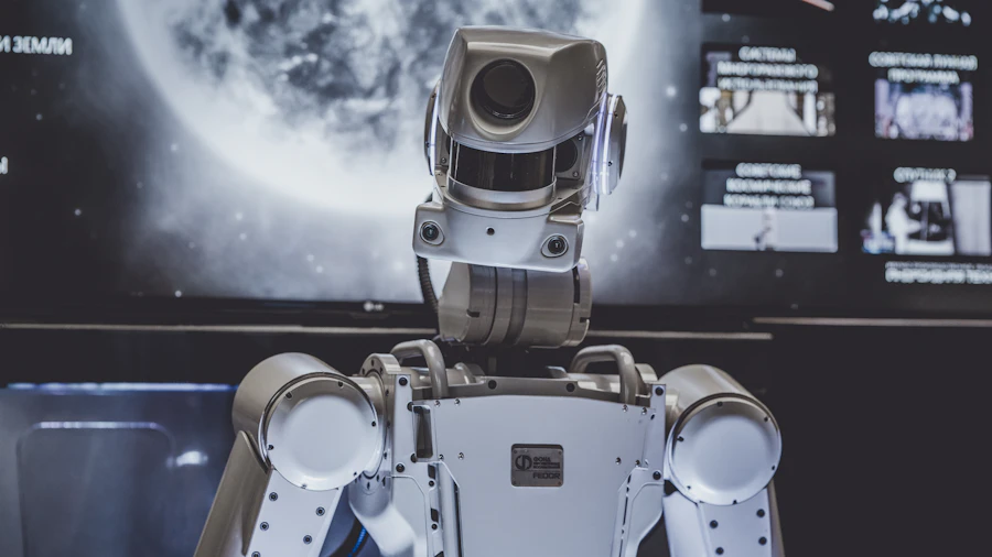 Robotska roka med paletizacijo izdelkov na proizvodni liniji